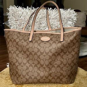 AUTHENTIC COACH BAG. ONLY WORN ONCE! EXCELLENT CONDITION AS YOU CAN SEE!